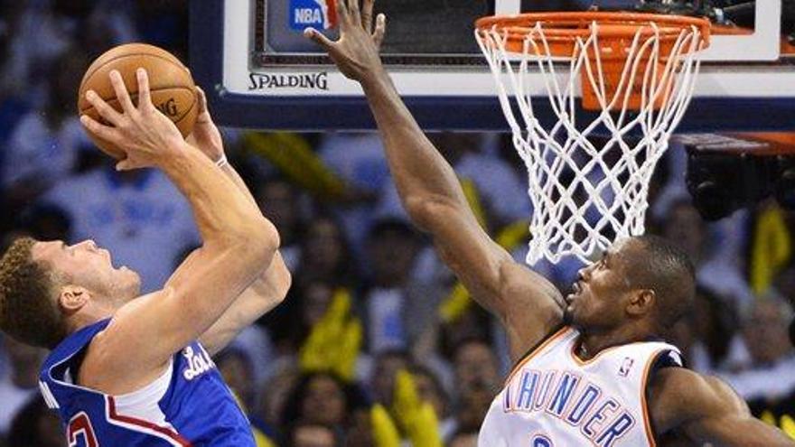 Ibaka trata de taponar a Griffin.