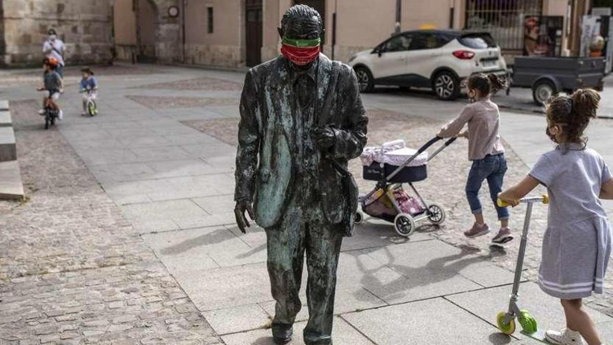 La escultura de Herminio Ramos, con mascarilla durante la primera ola de la pandemia.