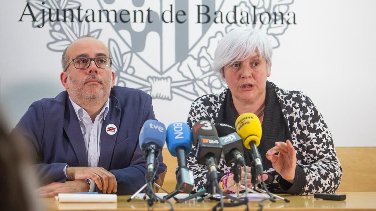 Oriol Lladó (ERC) y Dolors Sabater (Guanyem), en rueda de prensa en el Ayuntamiento de Badalona.