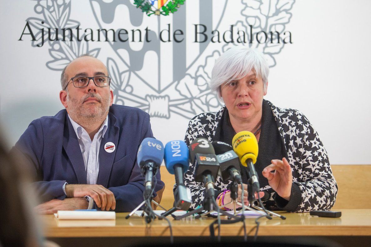 Oriol Lladó (ERC) y Dolors Sabater (Guanyem), en rueda de prensa en el Ayuntamiento de Badalona.