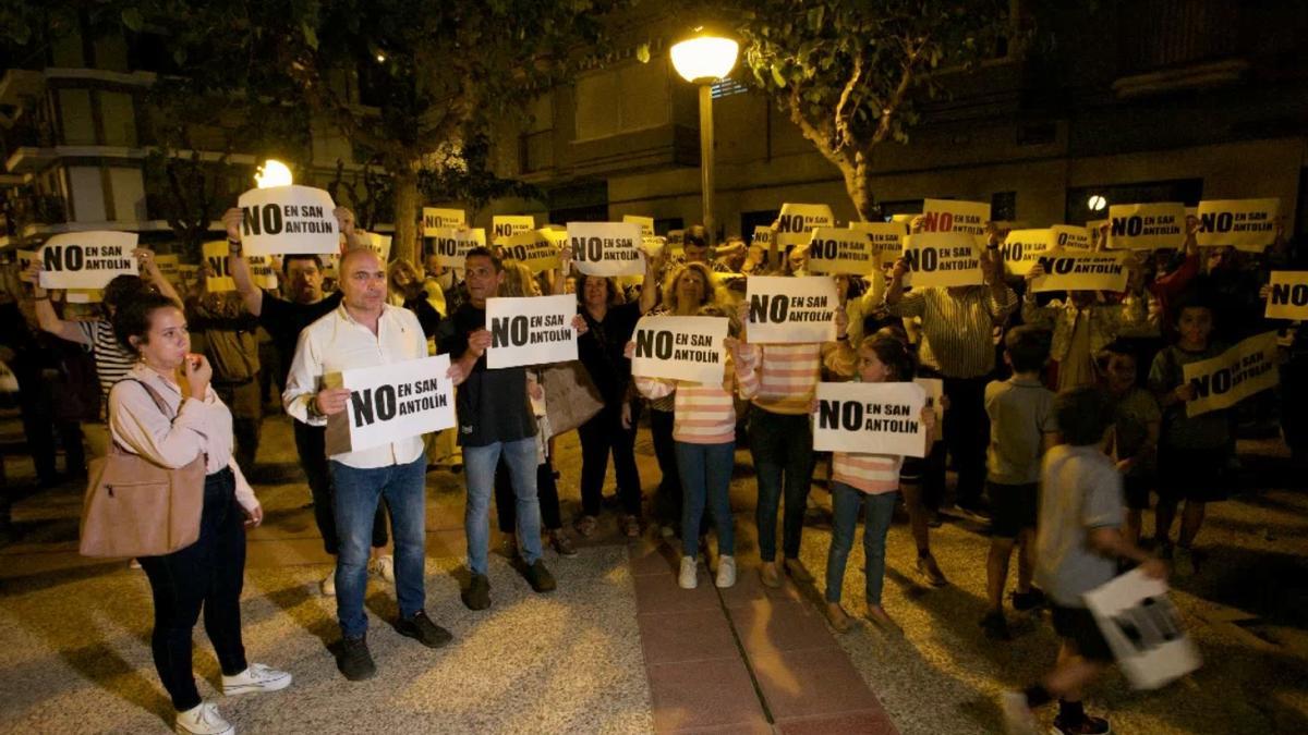 Vecinos de San Antolín contra la posibilidad de que se ubique frente a un colegio el centro de La Huertecica