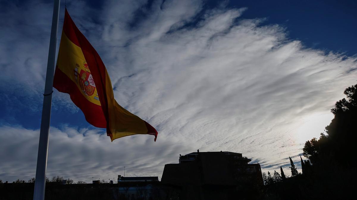 La bandera de España en la plaza Colón de Madrid