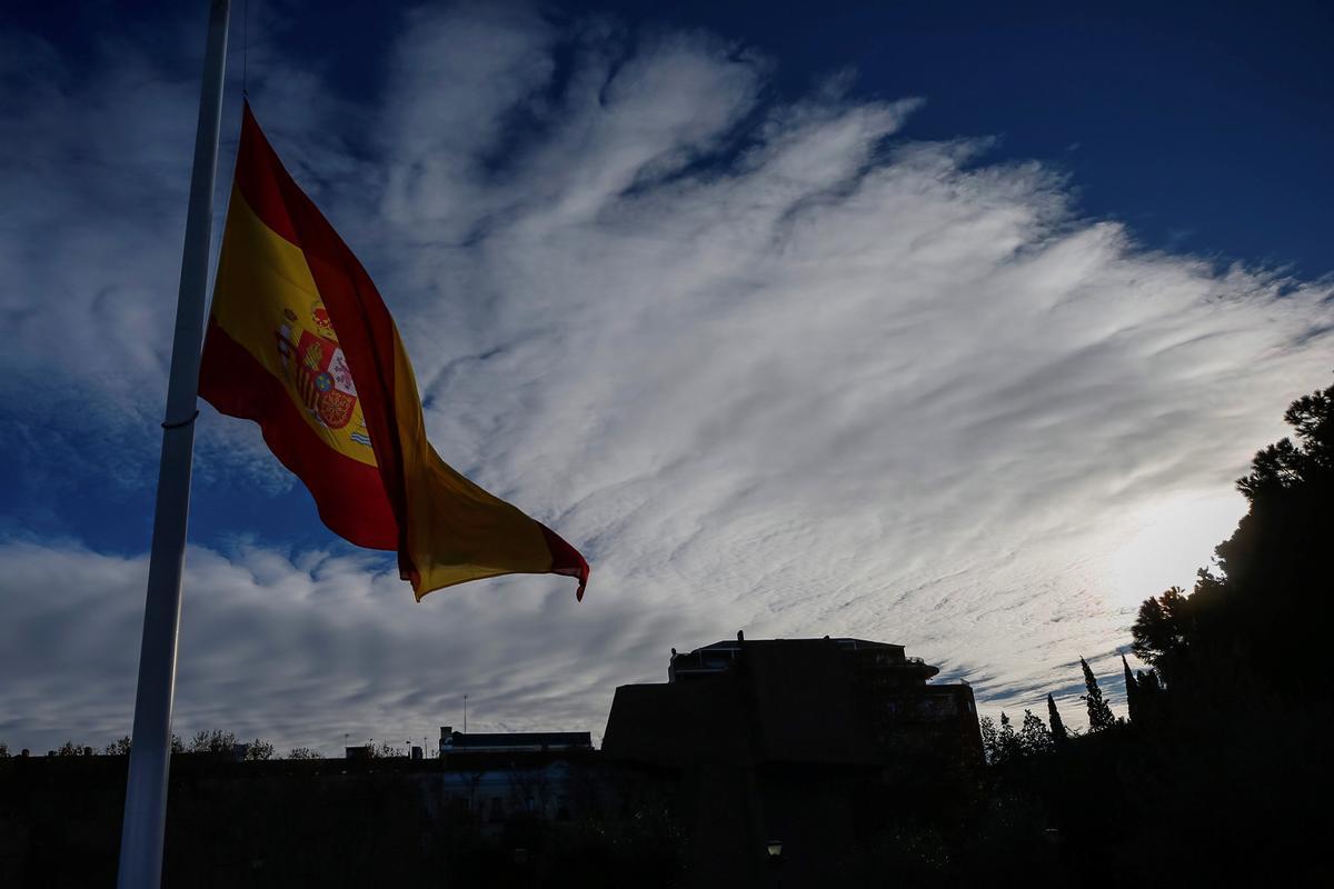 La bandera de España en la plaza Colón de Madrid