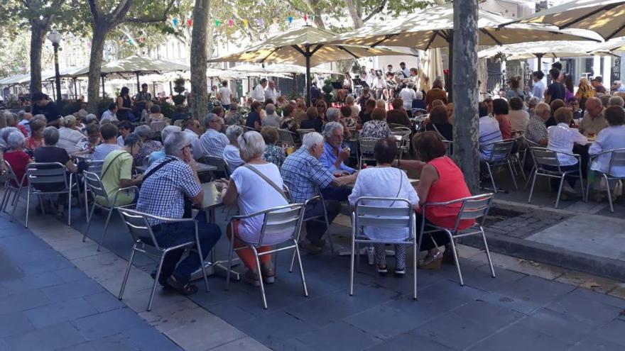 Part del primer tram del Passeig, atapeït al concert-vermut