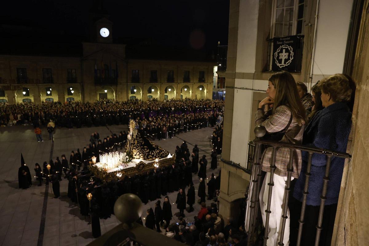 EN IMÁGENES: La multitudinaria procesión del Encuentro en Avilés