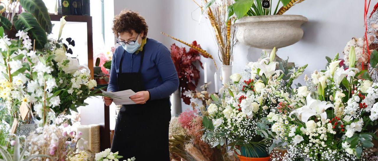 Ángela Gómez, presidenta de la Asociación de Floristas de Córdoba, en su establecimiento.