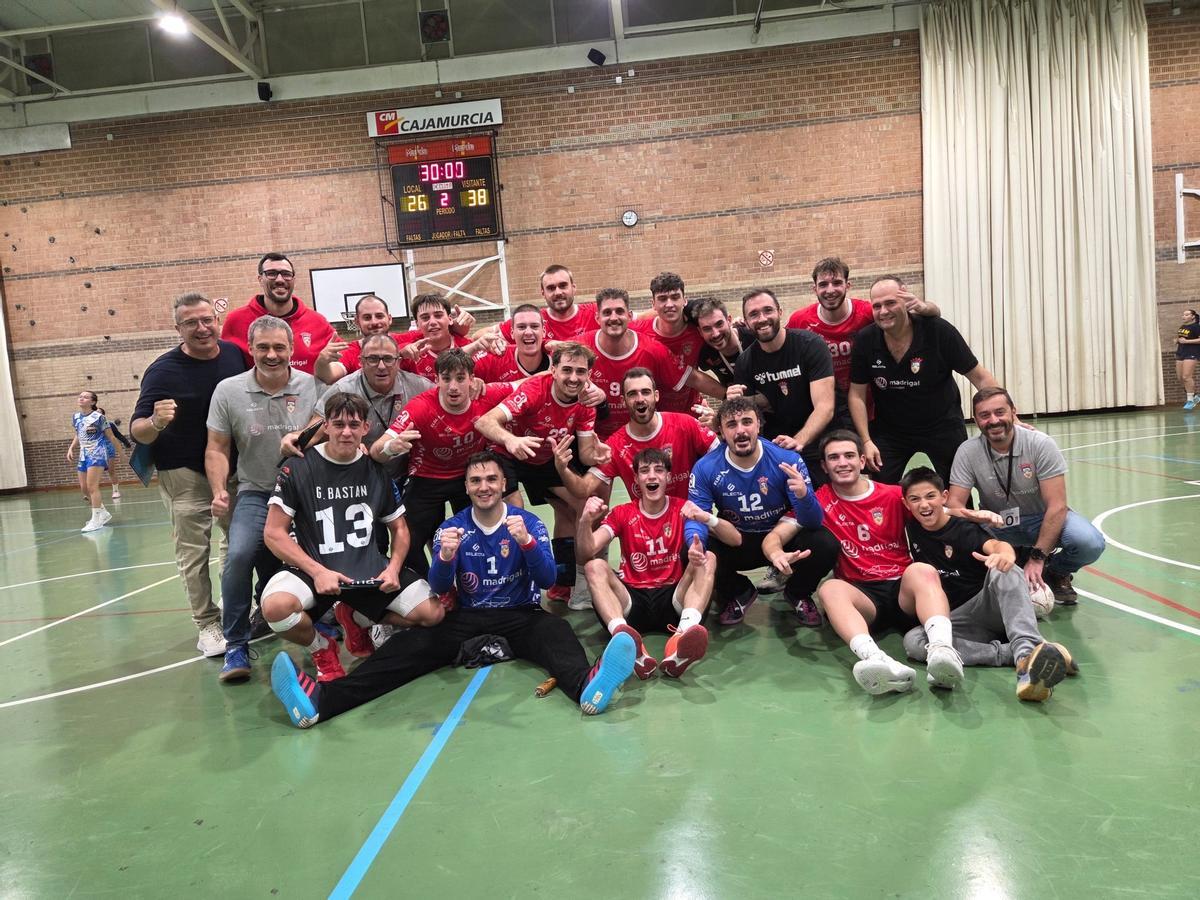 Gedeón guardiola y su cuerpo técnico, con la plantilla del equipo de Primera Nacional.