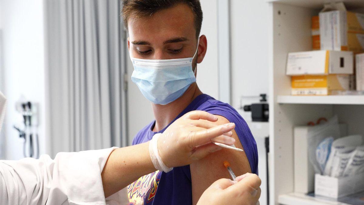 Un joven se vacuna contra el covid-19