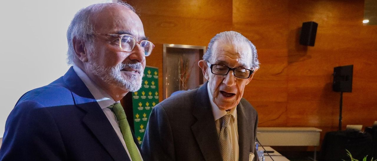 El presidente de los Cursos de La Granda, Benigno Pendás, y su antecesor y presidente de honor, Juan Velarde.