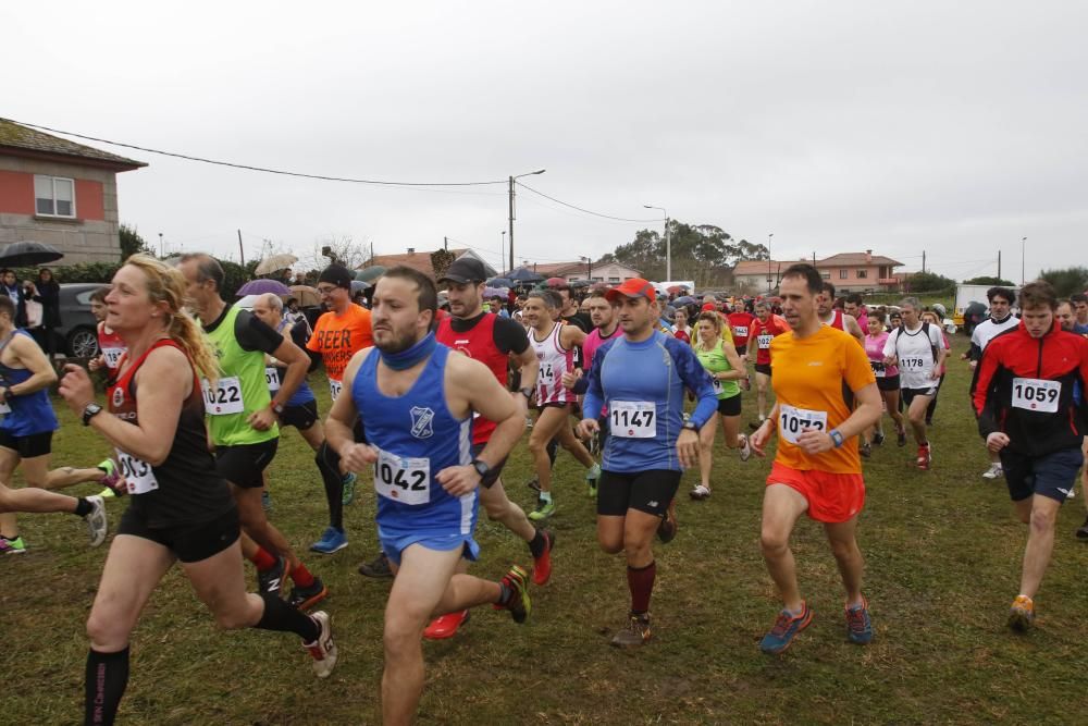 Cientos de corredores en el Trofeo San Miguel de Oia.