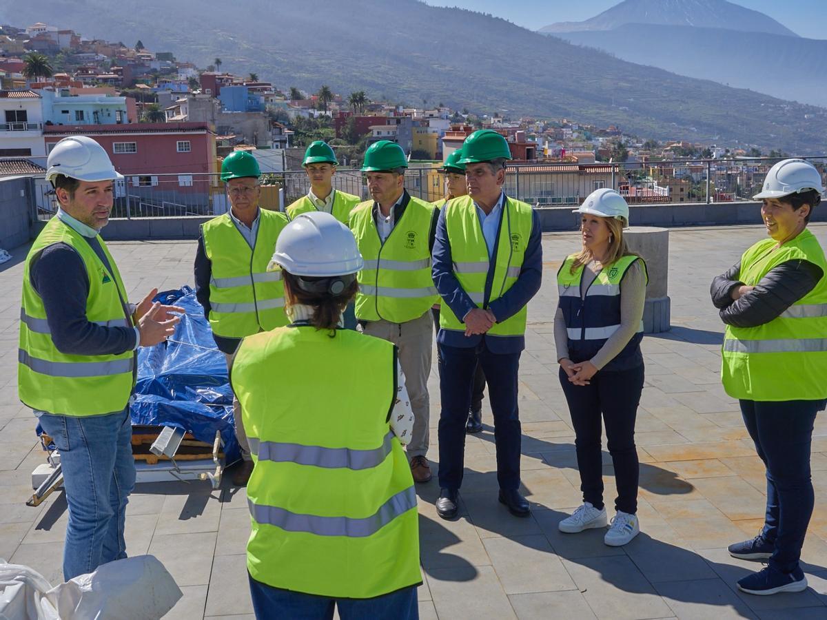 Visita de Rosa Dávila, presidenta del Cabildo, e Ignacio Rodríguez, alcalde de La Matanza, al centro de interpretación inacabado.