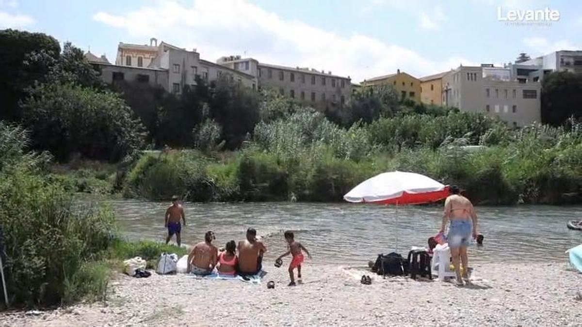 Bañistas en el río Turia en Riba-roja.