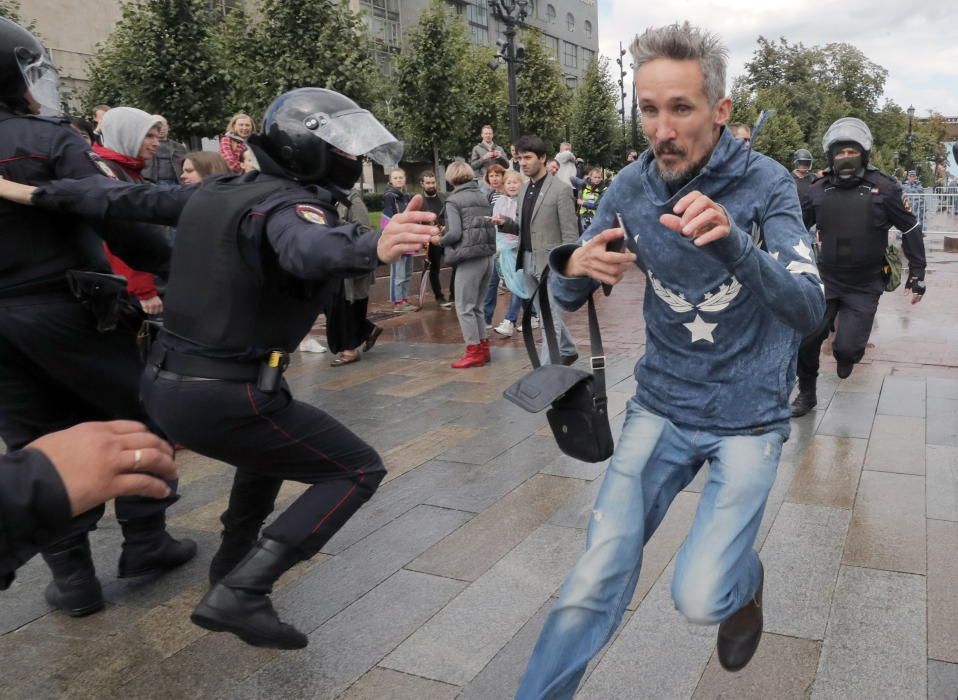 Cientos de detenidos en una protesta en Moscú.