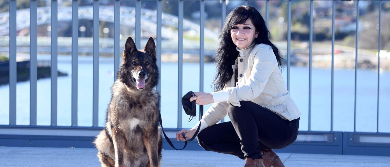 Vandor, de 11 años, con su nueva compañera, la pontevedresa Rosa Arístegui.