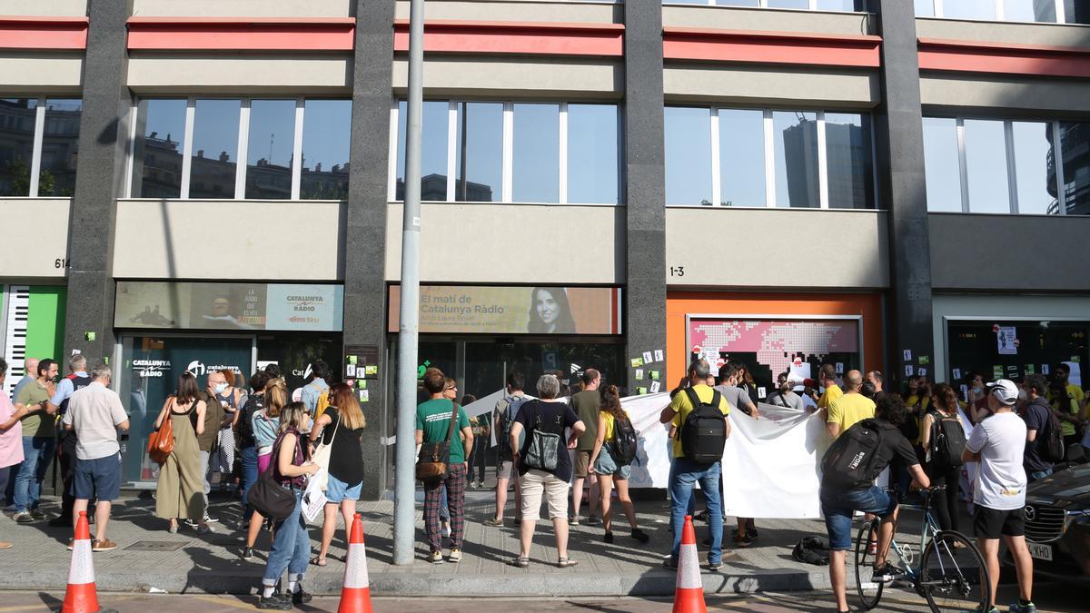 Una protesta de mestres davant dels estudis de Catalunya Ràdio, on s&#039;estava entrevistant el conseller d&#039;Educació