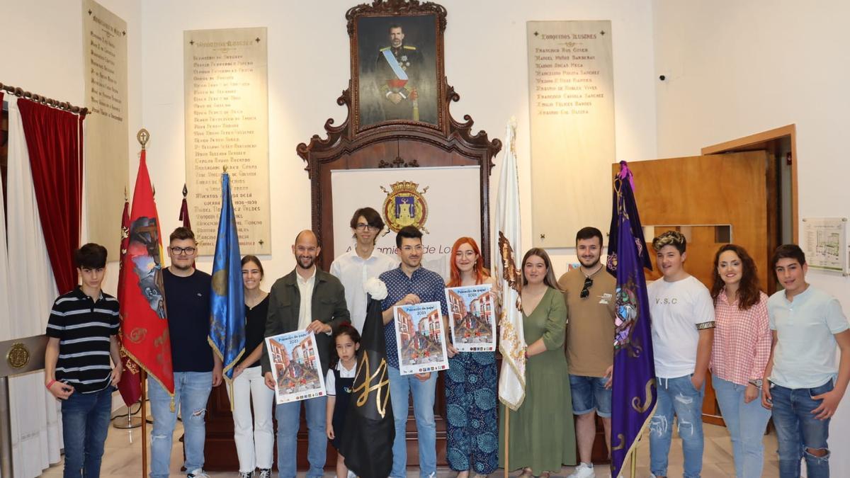 Encarnados, azules, el edil de Juventud, negros, el presidente del Consejo de la Juventud, blancos, morados y la edil de Deportes, tras la presentación de la Procesión de Papel.