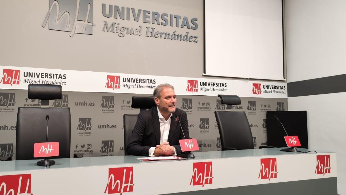 El rector Juanjo Ruiz minutos antes de la apertura del curso escolar de la UMH