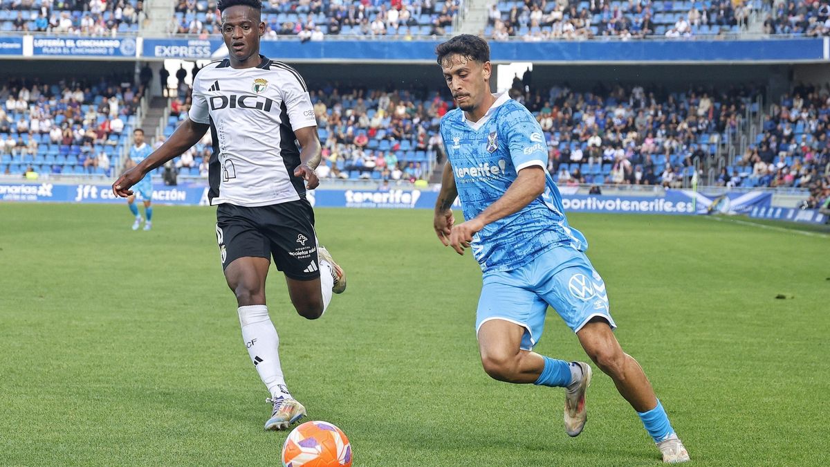 David Rodríguez se perfila para centrar durante un partido en el Heliodoro Rodríguez López.