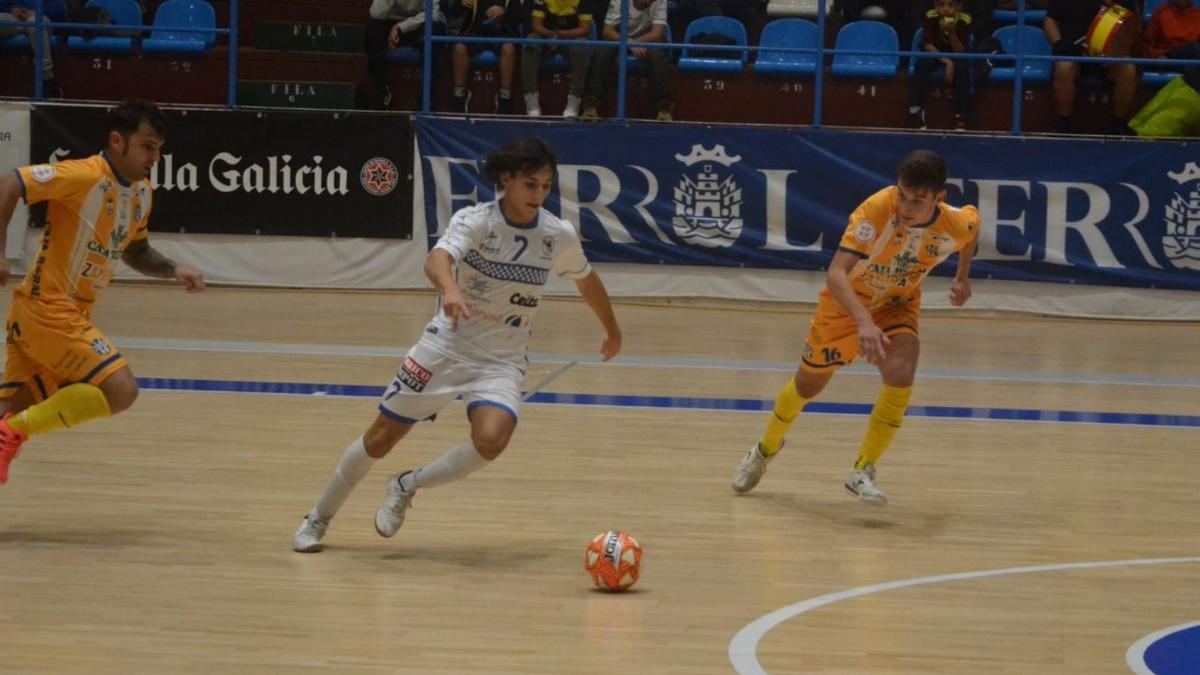 Carlos, del O Parrulo Ferrol, lanza un contragollpe entre dos jugadores del Caja Rural Atlético Benavente. | O Parrulo