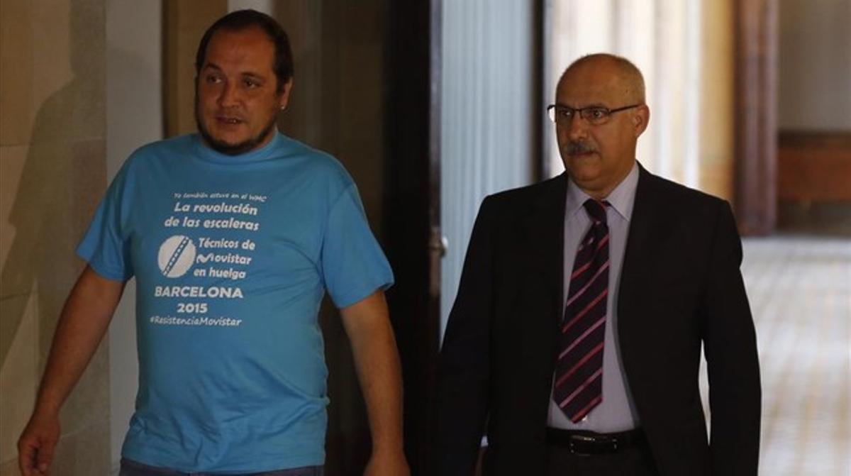 David Fernàndez (con una camiseta en defensa de los técnicos de Movistar en huelga) y Luis Garcia, Luigi, en la ’comisión Pujol’, el 2 de junio.