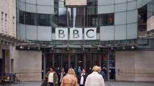 Un «presentador estrella» de la BBC, acusat de pagar per fotos sexuals d’una menor