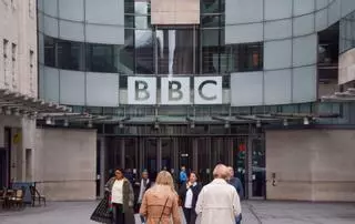 La BBC aparta a un "presentador estrella" acusado de pagar por fotos sexuales de un menor