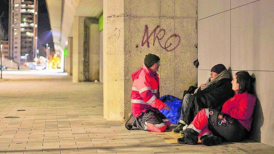 Cinc hores recorrent la ciutat per alleugerir la duresa de la nit