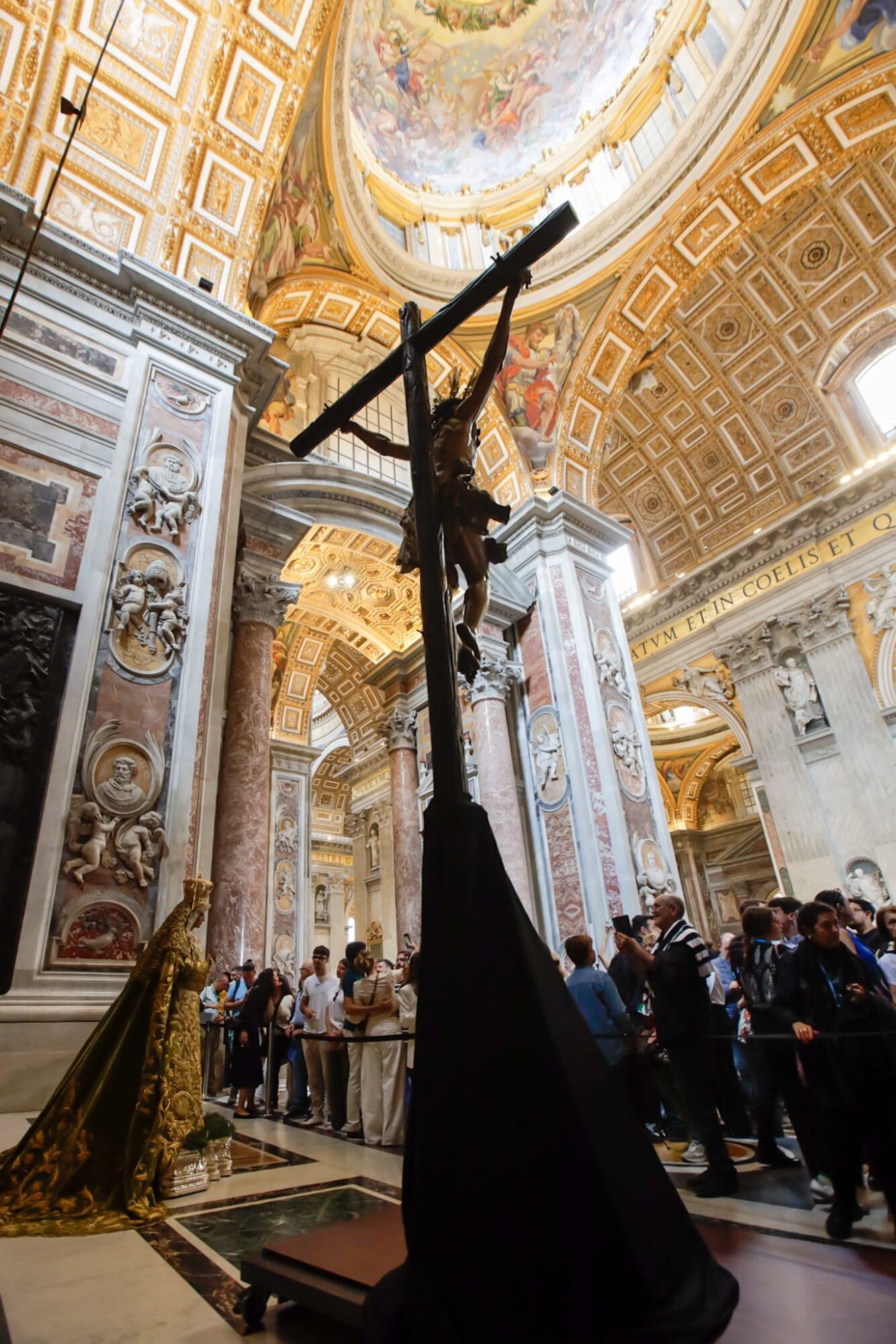 La Virgen de la Esperanza y el Cristo de la Expiración (El Cachorro), de Sevilla, están expuestos al culto en la Basílica de San Pedro