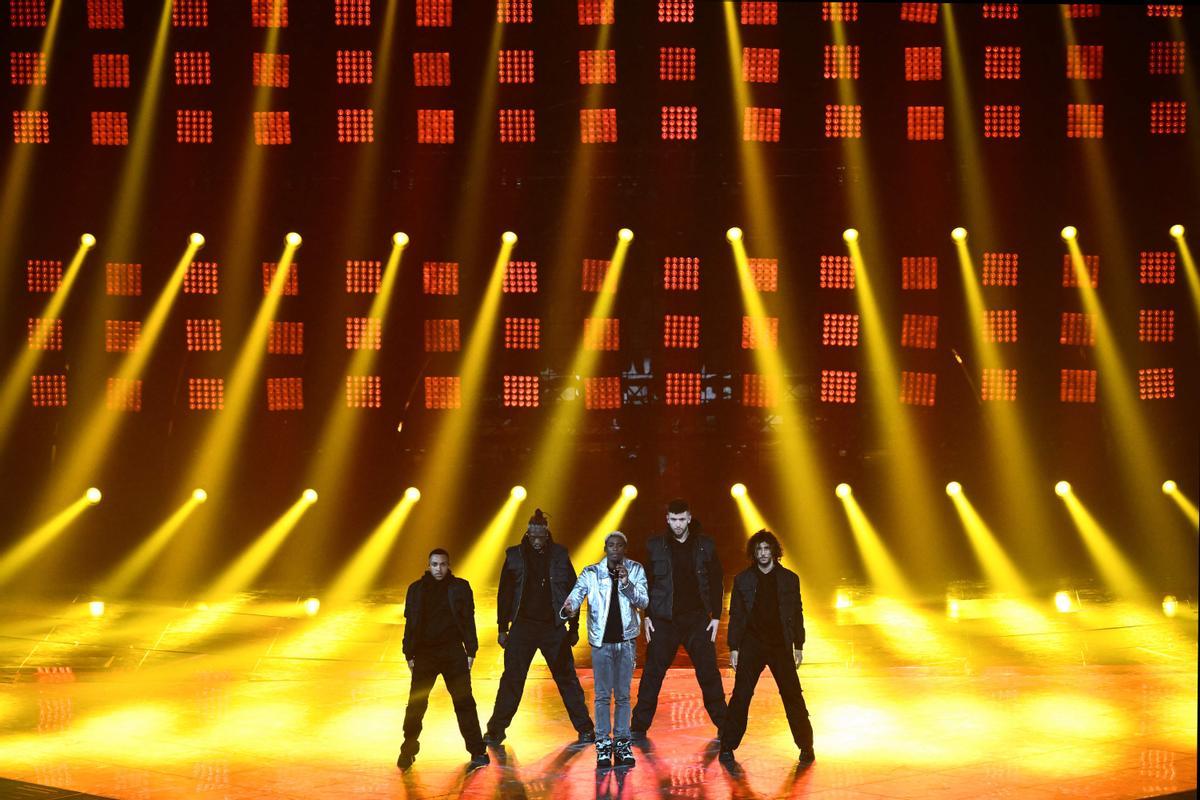 El cantante Jeremie Makiese actúa en representación de Bélgica durante la final de Eurovisión