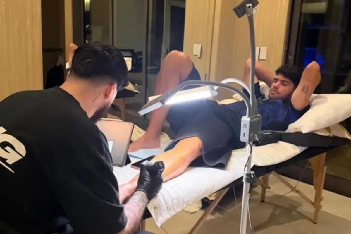 Joaquín Ganga, amigo personal del tenista, en pleno trabajo para realizar el nuevo tatuaje de Alcaraz