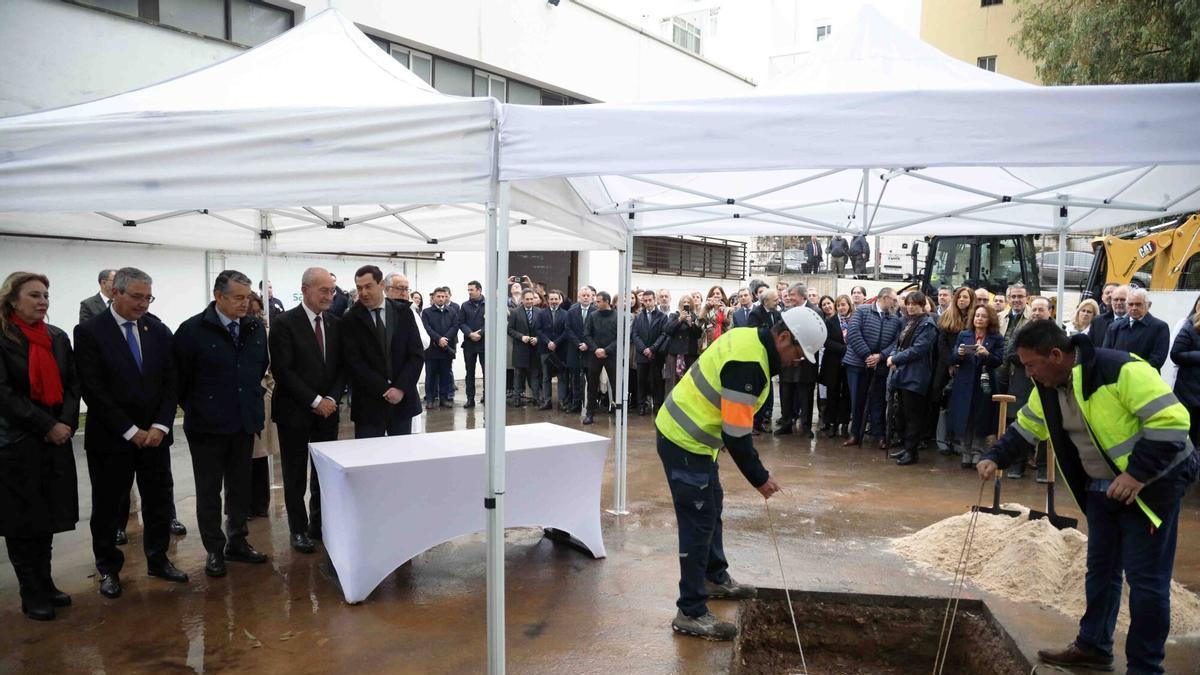 El presidente de la Junta de Andalucía, Juanma Moreno, coloca la primera piedra del Hospital Virgen de la Esperanza.
