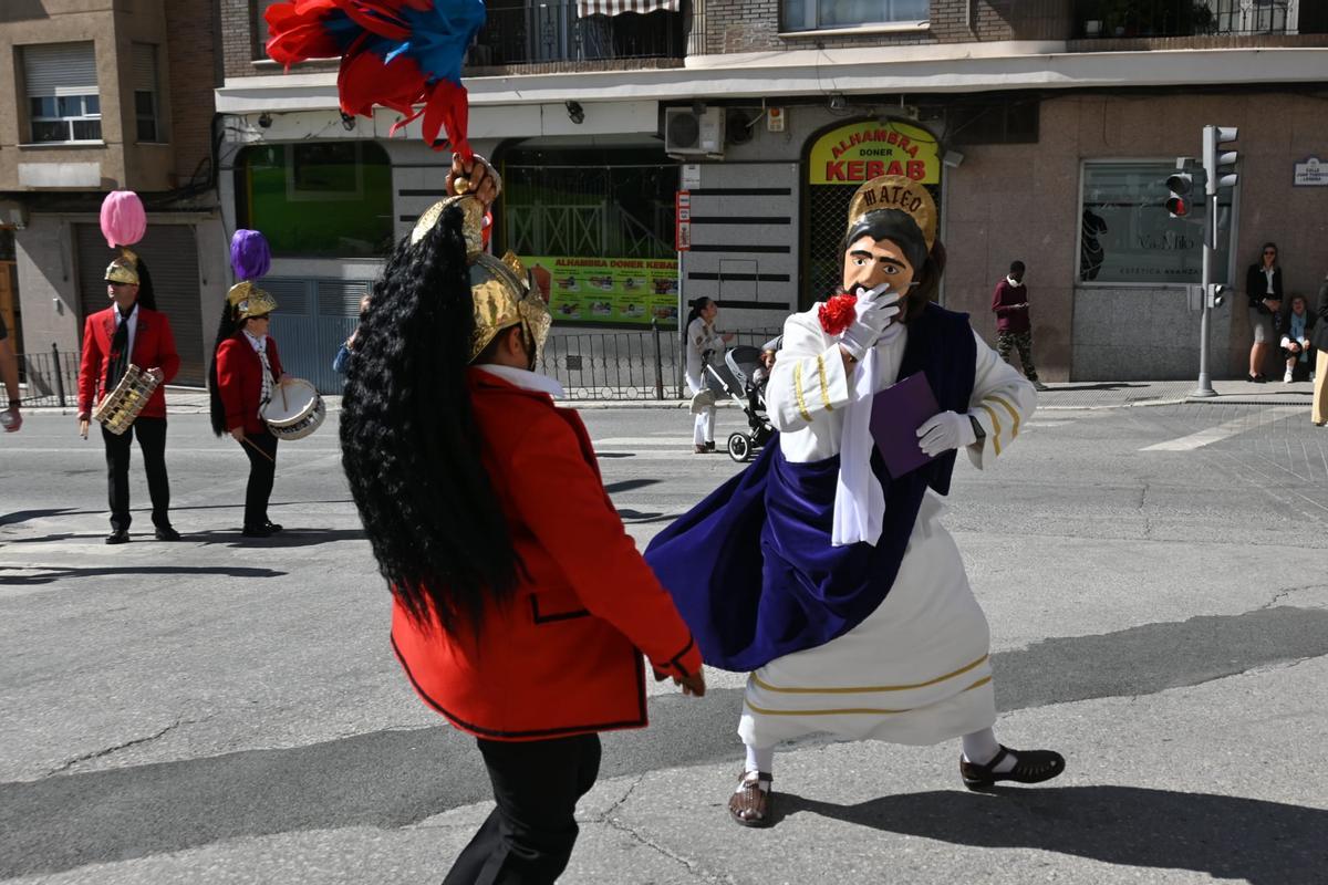 Estampa este Domingo de Resurrección en Baena, con un romano y una figura bíblica.
