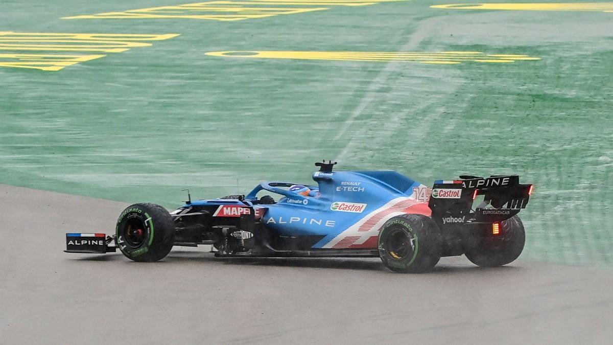 Alonso fuera de pista tras su incidente con Gasly