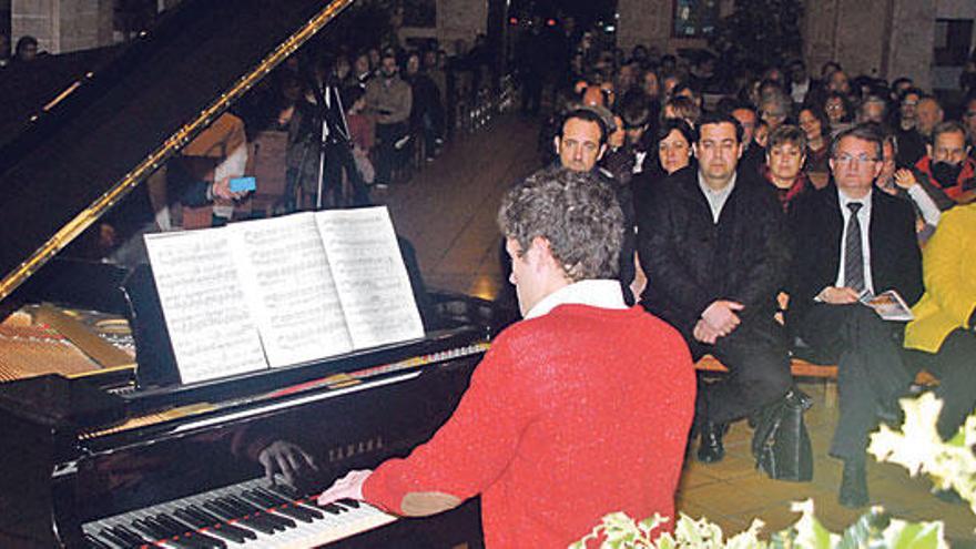 El pianista Juan Carlos Gómez interpretó una obra de Chopin.