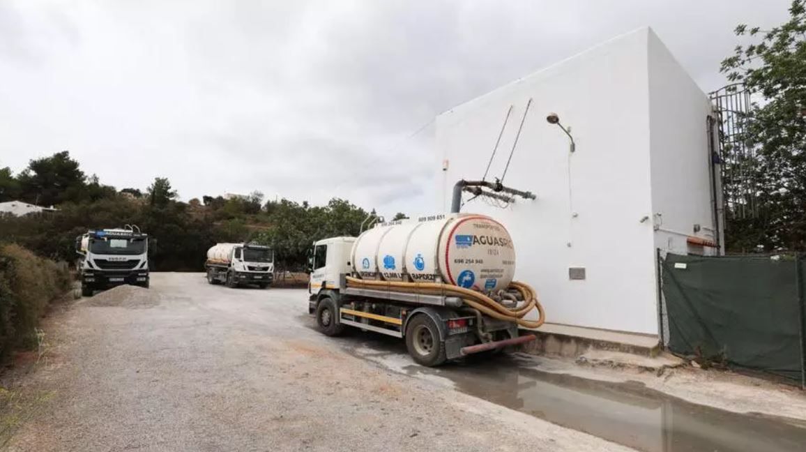 Un camión cisterna recarga agua en un pozo de Ibiza