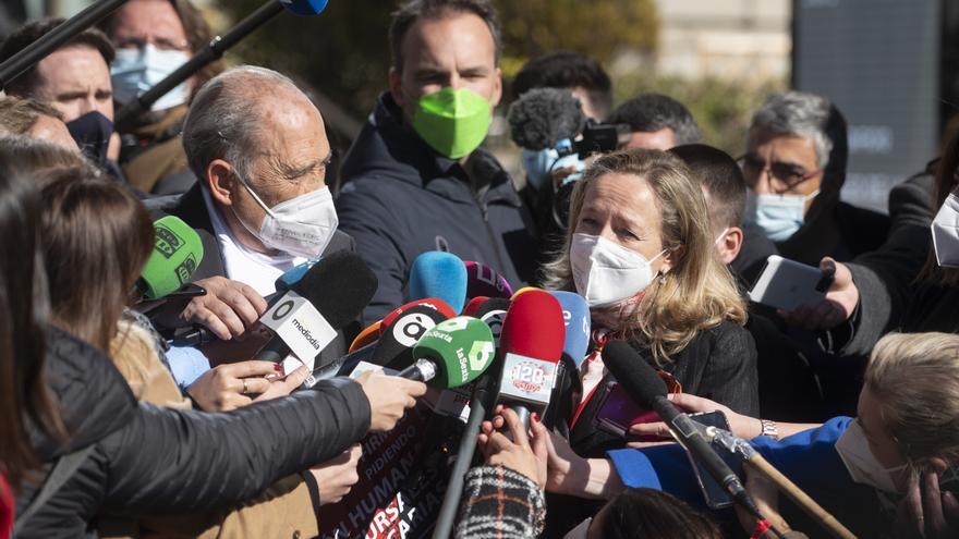 Productivo encuentro sorpresa entre Carlos San Juan y Calviño a las puertas del Congreso