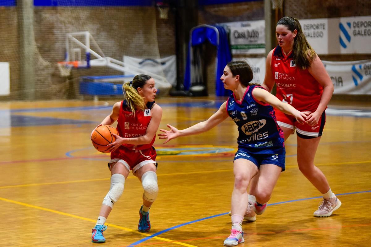 Nevena Dimitrijevic y Raquel Fontana atacan durante un partido de Maristas.