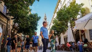 11/10/2021 Gran cantidad de turistas por el entorno de la Catedral de Sevilla, durante el Puente del Pilar a 11 de octubre del 2021 en Sevilla (Andalucía). La ocupación de los hoteles de Sevilla se encuentran al 80 por ciento de cara a un puente del Pilar en el que los datos de recuperación del sector comienzan a remontar y consiguen ya asemejarse en este aspecto a los de 2019, antes de la pandemia originada por la Covid-19. ECONOMIA Eduardo Briones - Europa Press