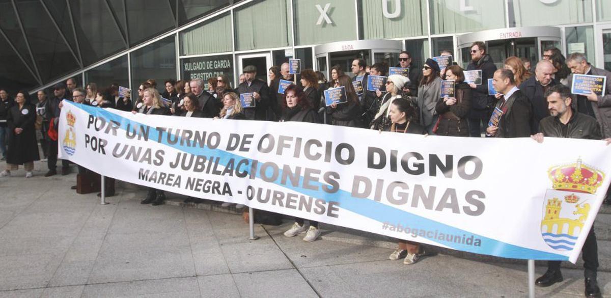 Una concentración por el turno de oficio, en una imagen de 2024. | IÑAKI OSORIO