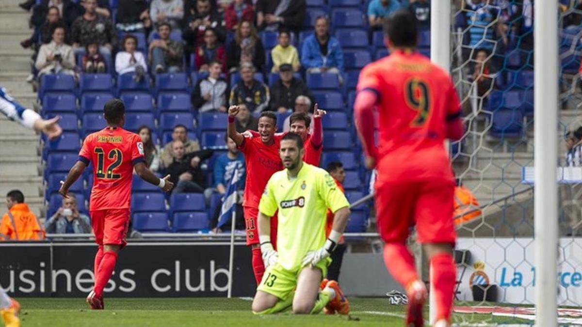 Neymar y Messi celebran el 0-2 en el derbi detrás del abatido Kiko Casilla.