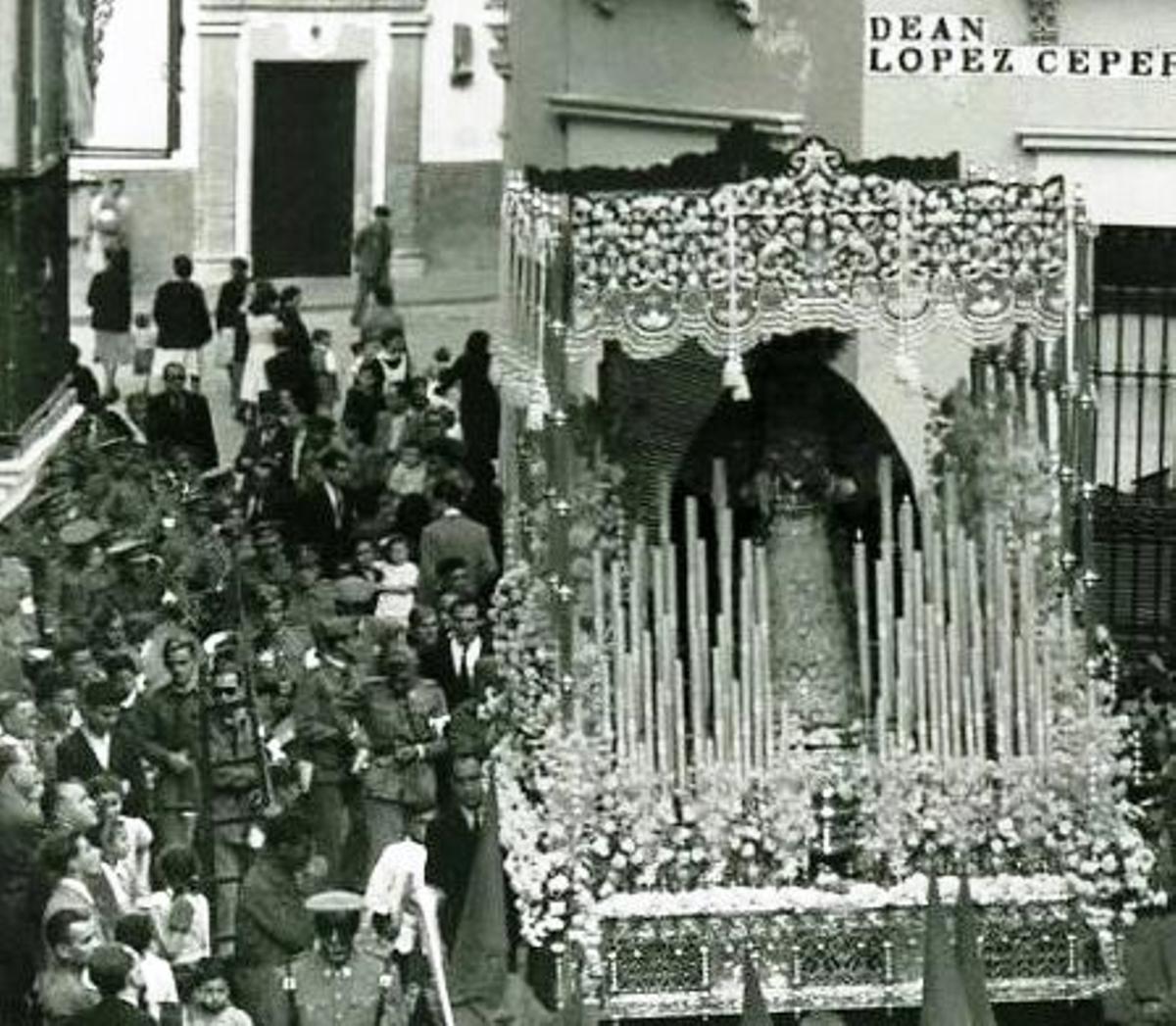 La banda de Tejera tras el palio de la Hermandad de San Esteban en los años 50.