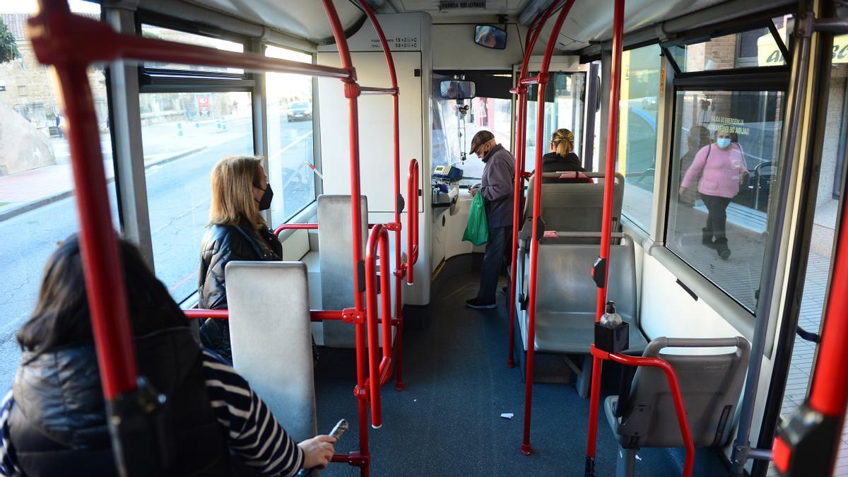 Interior de un autobús urbano en Plasencia.