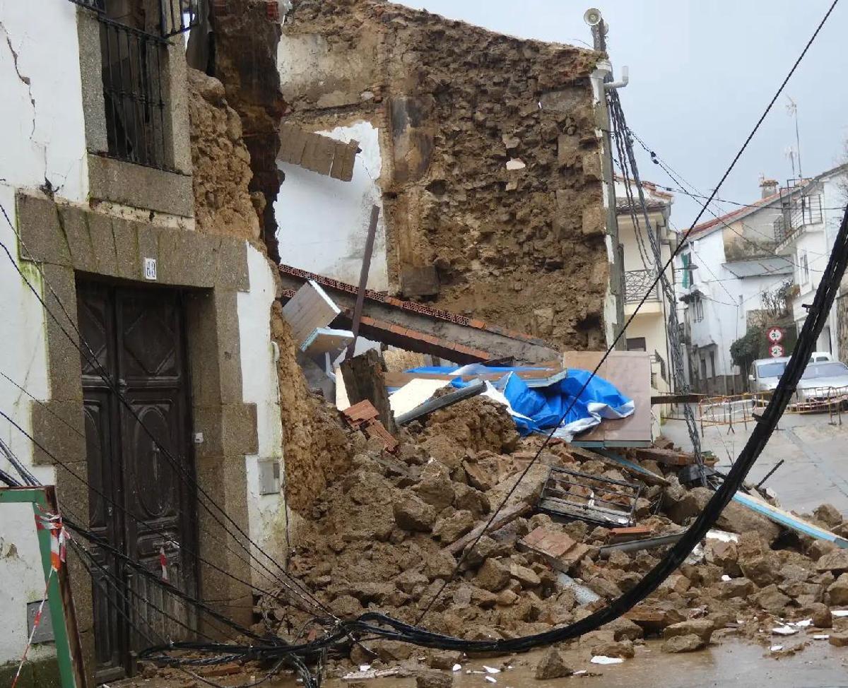 Fotogalería | El antiguo colegio de las monjas de Aldeanueva de la Vera se derrumba Fotogalería | El antiguo colegio de las monjas de Aldeanueva de la Vera se derrumba