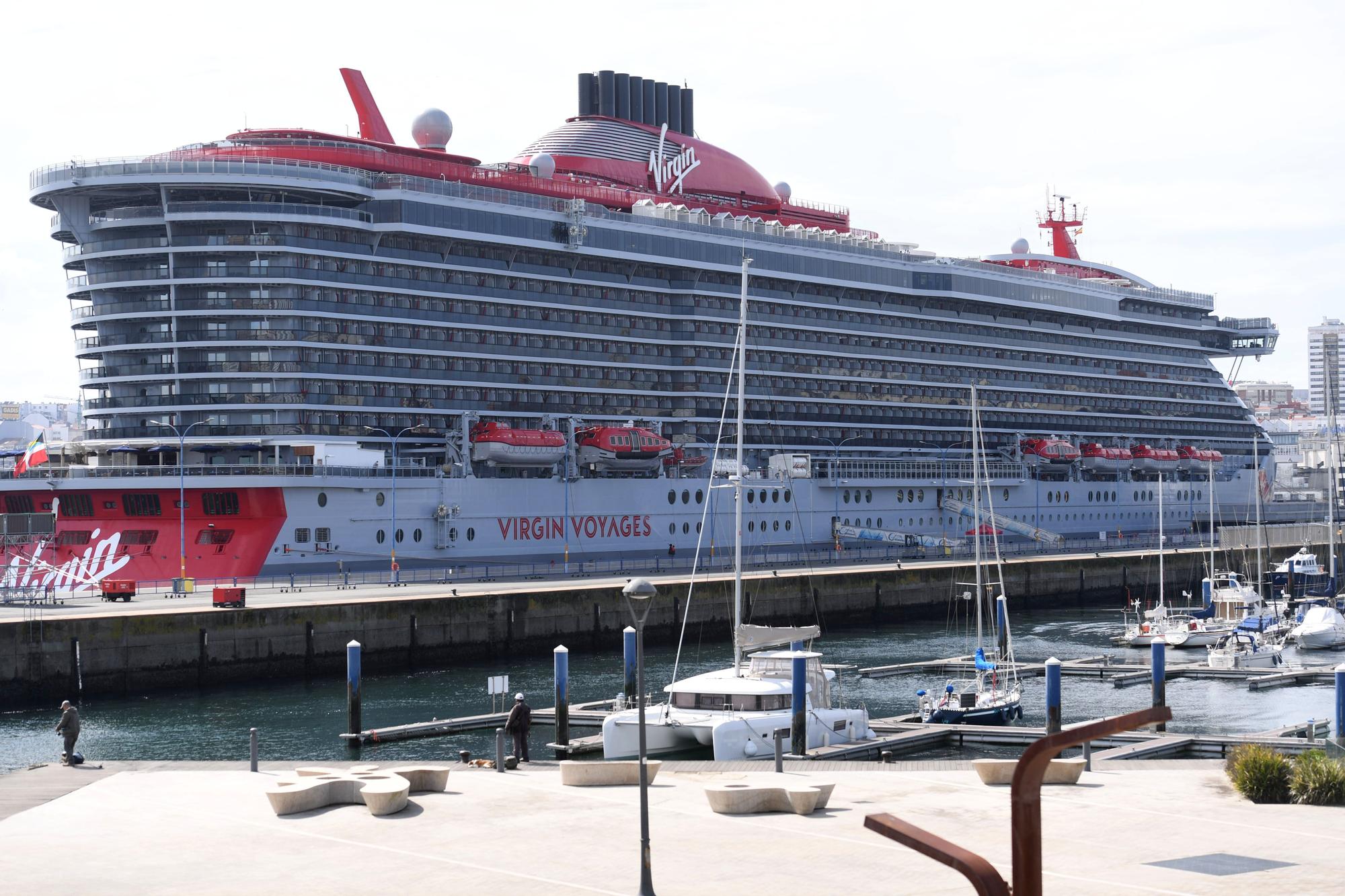 El crucero de Virgin 'Valiant Lady' desembarca en A Coruña