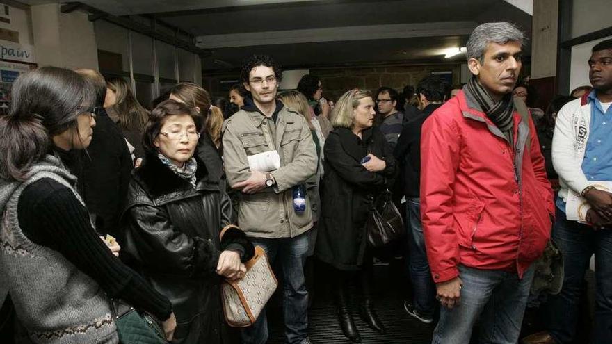 Entrada a uno de los últimos exámenes MIR en Santiago de Compostela. // Xoán Álvarez