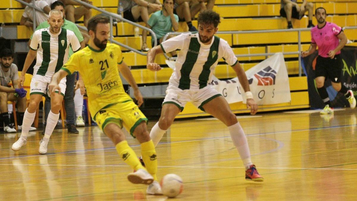 Zequi pugna con un rival en la semifinal de la Copa de Andalucía en El Ejido.