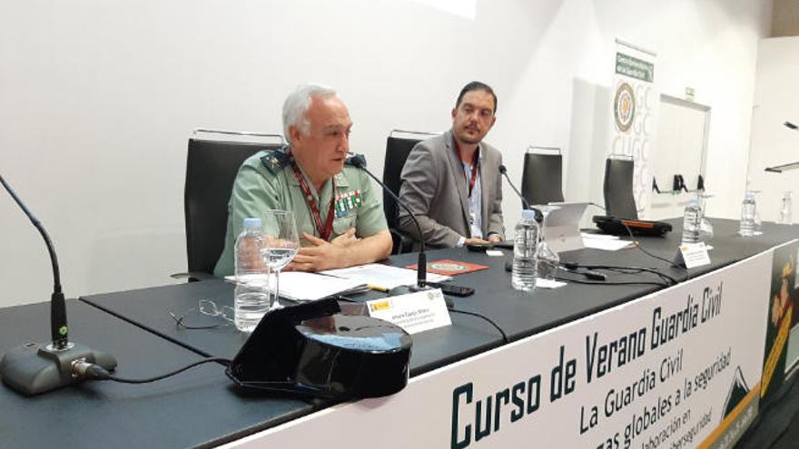 Marco Antonio Lozano (derecha) protagonizó ayer la primera ponencia del curso.