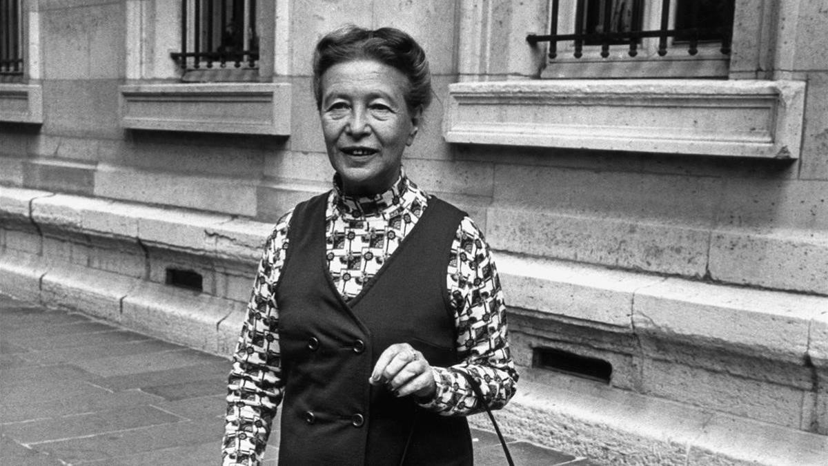 Simone de Beauvoir, en las calles de París, en 1971.