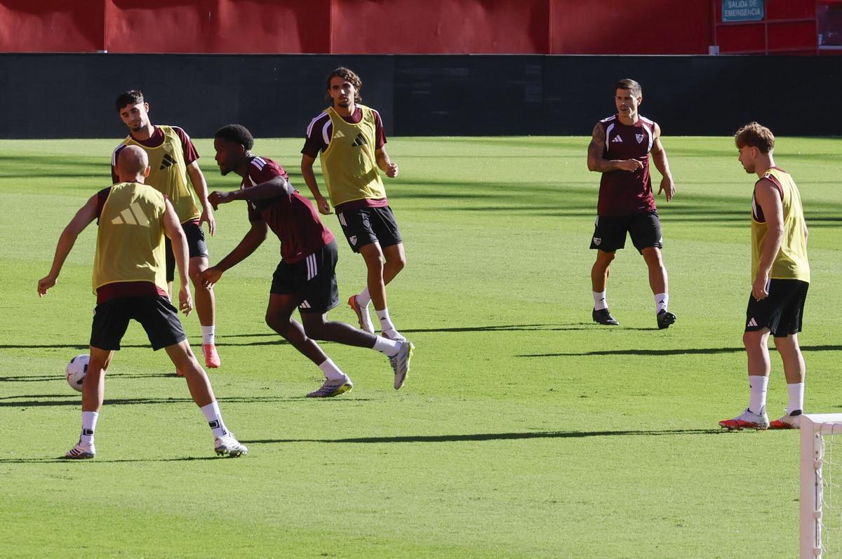 SEVILLA, 28/08/2026.- El Sevilla FC entrena este viernes en el Estadio Sánchez Pizjuán en la víspera de su partido de LaLiga EA Sports contra el Atlético de Madrid. EFE/ José Manuel Vidal