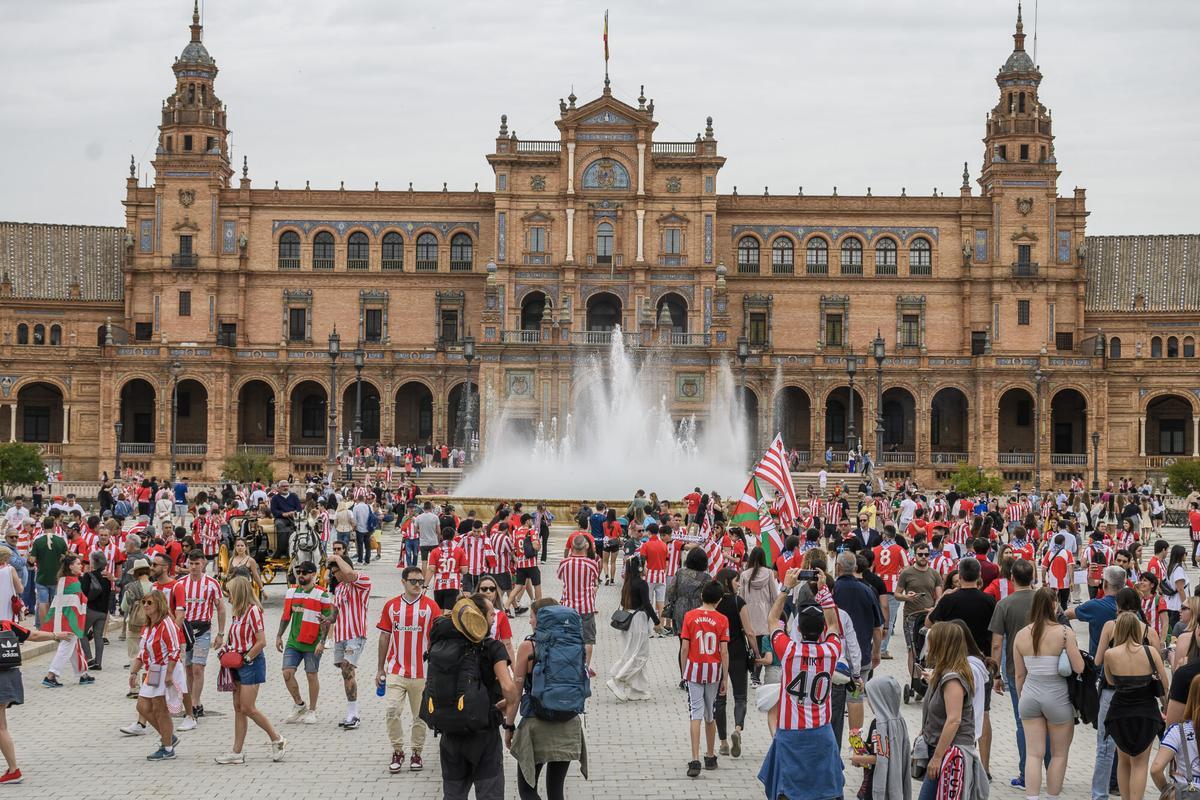Aficionados del Athletic de Bilbao en la plaza de España antes de la final de la Copa del Rey 2024.